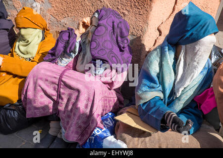 Frauen in traditionellen marokkanischen Kleid betteln, Medina, alte Stadt, Marrakesch, Marokko, Nordafrika Stockfoto