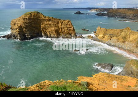 Portugal, Europa, Atlantik, Küste, Zambujeira, Odemira, Alentejo, Klippen, rotes, Meer, Wellen, Bucht Stockfoto