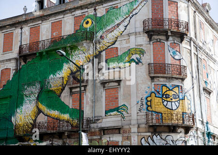 Großen Graffiti Wandmalereien auf verlassene Gebäude auf AV Fontes Perreira de Melo - Lissabon Portugal Stockfoto