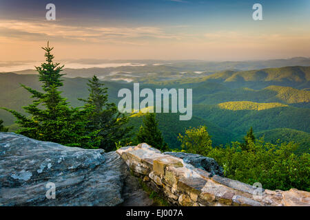 Morgendliche Aussicht aus des Teufels Gerichtsgebäude, in der Nähe der Blue Ridge Parkway in North Carolina. Stockfoto