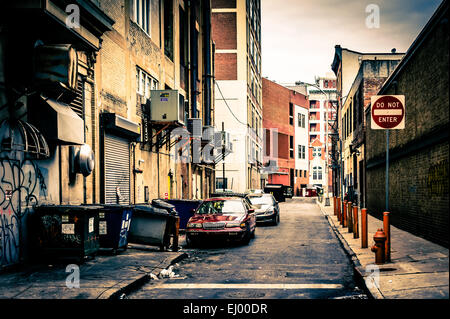 Schmale Gasse in der Innenstadt von Philadelphia, Pennsylvania. Stockfoto