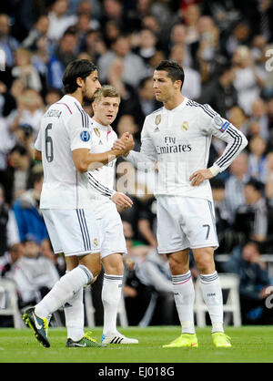 Estadio Santiago Bernabeu Madrid, Spanien, 10.3.2015, UEFA Champions League Saison 2014/2015, Real Madrid Vs FC Schalke 04---Sami Khedira (Madrid, Li) gratuliert Christiano Ronaldo (Madrid) in den Rücken Toni Kroos (Madrid) Stockfoto