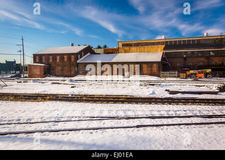 Altbauten und Eisenbahnschienen in York, Pennsylvania. Stockfoto