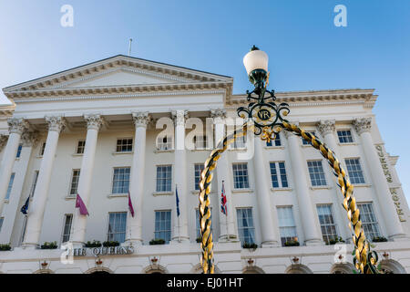Das Queen Hotel in Cheltenham ist ein Wahrzeichen an der Strandpromenade, die nach dem Vorbild der Tempel des Jupiter in Rom Stockfoto
