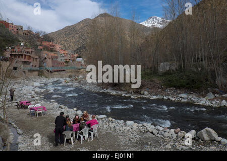 Touristen haben Mittagessen, Setti Fatma Dorf, Ourika-Tal, Atlasgebirge, Marokko, Nordafrika Stockfoto