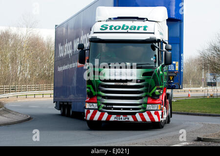 Stobart Scania LKW mit einem Anhänger Tesco DIRFT, Daventry, Großbritannien Stockfoto