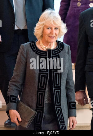 Camilla, Herzogin von Cornwall, Ehefrau des britischen Prinzen Charles, fährt nach einem Besuch der Shakespeare Theatre Company in Sidney Harman Hall in Washington, DC am Mittwoch, 18. März 2015. Bildnachweis: Ron Sachs/CNP - kein Draht-Dienst- Stockfoto