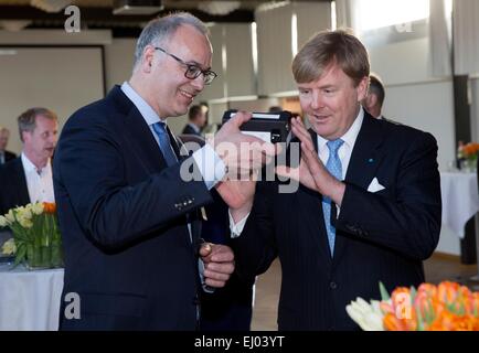 Kopenhagen, Dänemark. 18. März 2015. König Willem-Alexander der Niederlande besucht Bispebjerg Hospital in Kopenhagen, Dänemark, 18. März 2015. Der niederländische König und die Königin sind in Dänemark für einen zweitägigen Staatsbesuch. Bildnachweis: Dpa picture Alliance/Alamy Live News Stockfoto