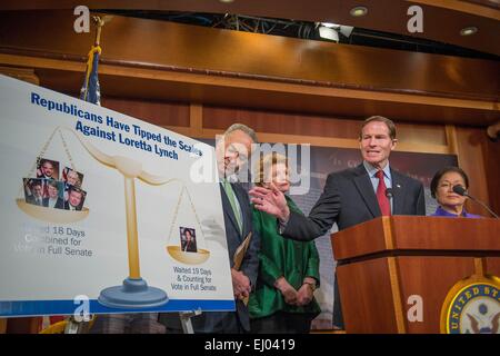 Demokratischen Senator Richard Blumenthal spricht während einer Pressekonferenz auf die verspätete Bestätigung des Attorney General Nominee Loretta Lynch Senat Republikaner auf dem Capitol Hill 18. März 2015 in Washington, DC. Teilnahme von Blumenthal (L-R) sind: Senator Chuck Schumer, Senat Debbie Stabenow und Senat Mazie Hirono. Stockfoto