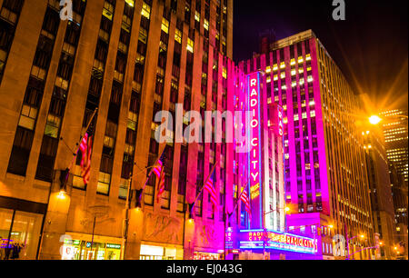 Radio City Music Hall in der Nacht, im Rockefeller Center in Manhattan, New York. Stockfoto