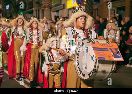 bunte Kostüme beim Karneval in Santa Cruz De Tenerife, Teneriffa, Kanarische Inseln, Spanien, Europa Stockfoto