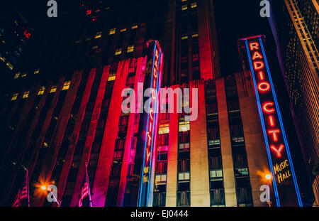 Radio City Music Hall in der Nacht, im Rockefeller Center in Manhattan, New York. Stockfoto