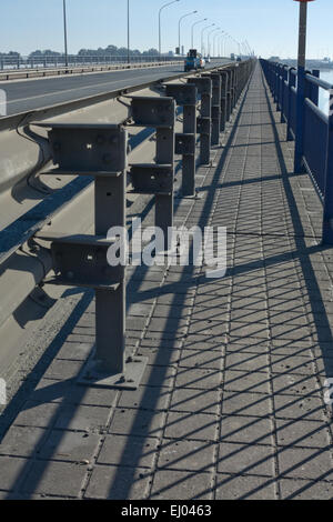 Doppelschiene wachen auf der Brücke Straße Stockfoto