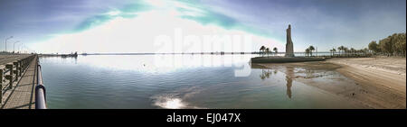 Christopher Columbus riesige Statue am Fluss Tinto, Huelva, Spanien. Panorama-Aufnahme Stockfoto