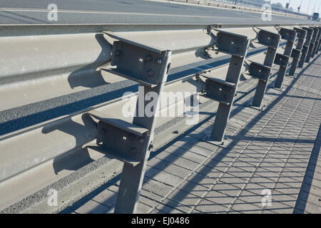Doppelschiene wachen auf der Brücke Straße Stockfoto