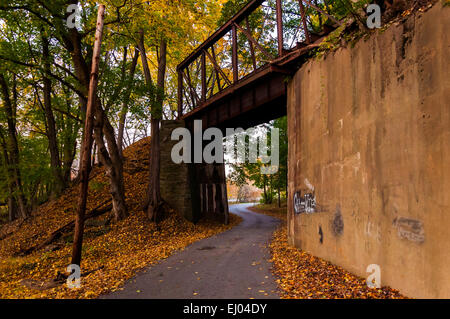 Eisenbahnbrücke in York County, Pennsylvania im Herbst gesehen. Stockfoto