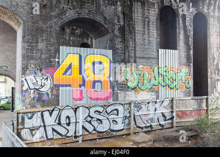 Straßenkunst auf lackierten Bahnbögen in Digbeth, Birmingham Stockfoto