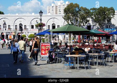 Touristen entspannen in Straßencafés in Grand Kasematten Square, Gibraltar, Großbritannien, Westeuropa. Stockfoto