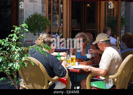 Touristen, die entspannenden Mittagessen in einem Café entlang der Main Street, Gibraltar, Großbritannien, Westeuropa. Stockfoto