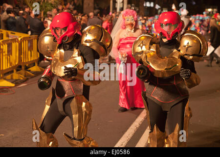 futuristische Kostüme beim Karneval in Santa Cruz De Tenerife, Teneriffa, Kanarische Inseln, Spanien, Europa Stockfoto