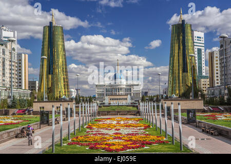 Astana, Avenue, Boulevard, Stadt, Blumen, Pflanzen, Kasachstan, Zentralasien, Monument, New, Nurzhol, Architektur, Blumen Auto Stockfoto