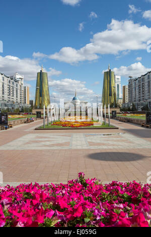 Astana, Avenue, Boulevard, Stadt, Blumen, Pflanzen, Kasachstan, Zentralasien, Monument, New, Nurzhol, Architektur, Blumen Auto Stockfoto