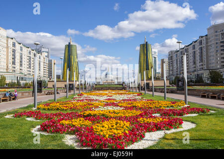 Astana, Avenue, Boulevard, Stadt, Blumen, Pflanzen, Kasachstan, Zentralasien, Monument, New, Nurzhol, Architektur, Blumen Auto Stockfoto