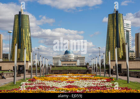 Astana, Avenue, Boulevard, Stadt, Blumen, Pflanzen, Kasachstan, Zentralasien, Monument, New, Nurzhol, Architektur, Blumen Auto Stockfoto