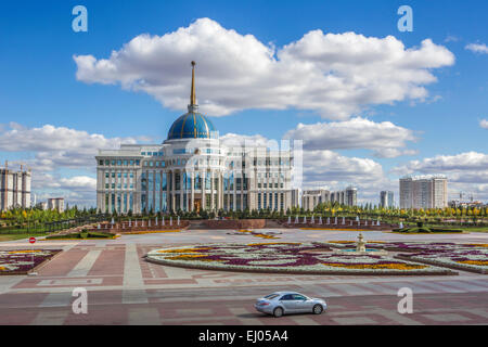 Astana, Avenue, Boulevard, Stadt, Blumen, Pflanzen, Kasachstan, Zentralasien, New, Nurzhol, Sommer, Architektur, Blume carpe Stockfoto