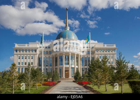 Astana, Avenue, Boulevard, Stadt, Blumen, Pflanzen, Kasachstan, Zentralasien, New, Nurzhol, Sommer, Architektur, bunt, f Stockfoto