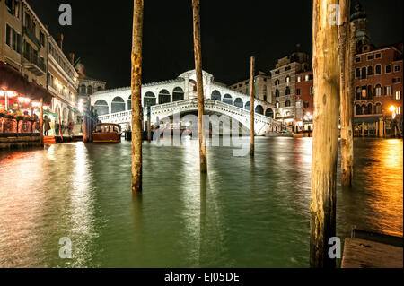 Pier am Canal Grande bei der Rialto-Brücke in der Nacht. Stockfoto