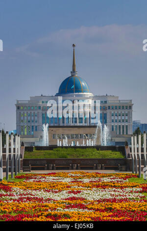 Astana, Avenue, Boulevard, Stadt, Blumen, Pflanzen, Kasachstan, Zentralasien, Monument, New, Nurzhol, Architektur, Blumen Auto Stockfoto