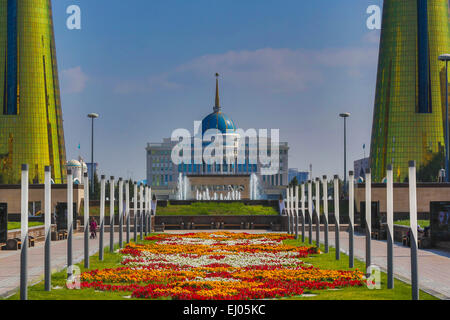 Astana, Avenue, Boulevard, Stadt, Blumen, Pflanzen, Kasachstan, Zentralasien, Monument, New, Nurzhol, Architektur, Blumen Auto Stockfoto