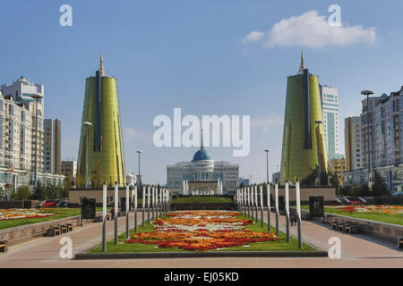 Astana, Avenue, Boulevard, Stadt, Blumen, Pflanzen, Kasachstan, Zentralasien, Monument, New, Nurzhol, Architektur, Blumen Auto Stockfoto