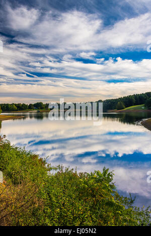 Reflexionen der Wolken im See Pahagaco, in der Nähe von Spring Grove, Pennsylvania. Stockfoto