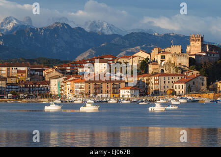 San Vicente De La Barquera und die Picos de Europa Angebot von Sunrise. Kantabrien, Spanien. Stockfoto