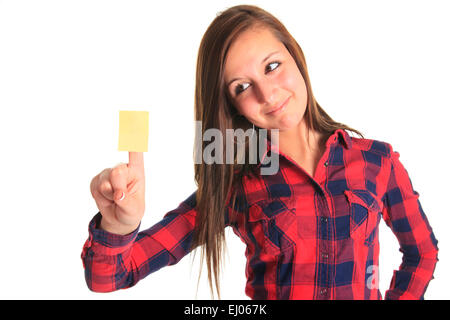 Schöne Frau zeigt eine leere gelbe Papier-Schuldbrief Stockfoto