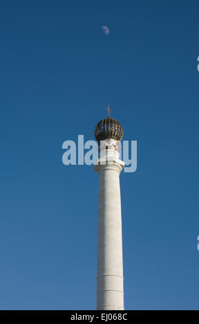 Riesige Säule mit Mond La Rabida Klostergärten, Huelva, Spanien Stockfoto