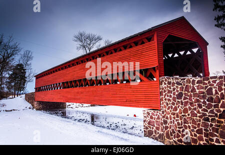 Sach Covered Bridge während des Winters, in der Nähe von Gettysburg, Pennsylvania. Stockfoto