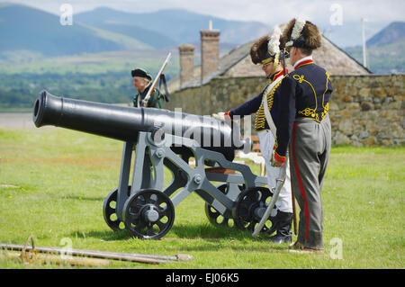 Kanone abfeuern, Anglesey Husaren, Fort Belan, Caernarfon, Gwynedd Stockfoto