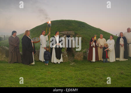 Bryn Celli Ddu Grabkammer, Sommer-Sonnenwende, Llandaniel, Anglesey Stockfoto