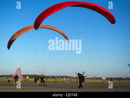 Berlin, Deutschland. 18. März 2015. Kite-Surfer genießen Sie das klare und helle Wetter nach ihren gemütlichen Aktivitäten auf das Tempelhofer Feld in Berlin, Deutschland, 18. März 2015. Foto: Thalia Engel/Dpa/Alamy Live-Nachrichten Stockfoto