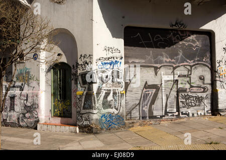 Argentinien, Buenos Aires, Almagro, Pringles, Haustür und Fensterläden in Graffiti bedeckt Stockfoto