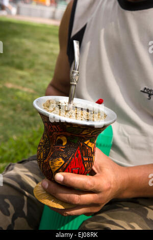 Argentinien, Buenos Aires, Cabalito, Parque Centenario, Centenary Park, Mann Betrieb Kürbis des Yerba mate Stockfoto