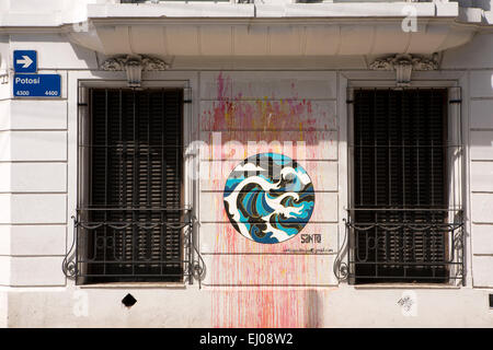 Argentinien, Buenos Aires, Almagro, Av, Potosi, kreisförmige Wellen Artwork von Santo, Santiago Dibujos an Hauswand Stockfoto