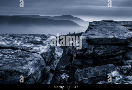 Schneebedeckte Felsen und einer nebligen Winter-Blick vom Tower Road auf Tuscarora Berg in der Nähe von McConnellsburg, Pennsylvania Stockfoto