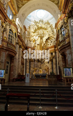 Das Innere der Karlskirche (Kirche St. Charles), Wien, Österreich. Stockfoto