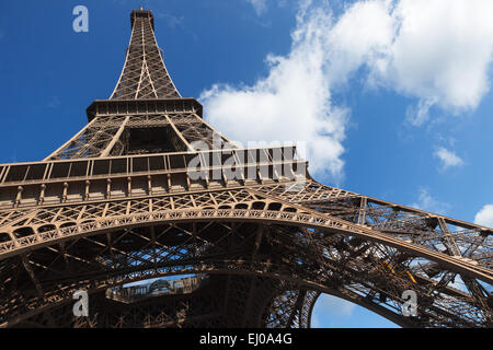 Der Eiffelturm, Paris, Frankreich von unten gesehen. Stockfoto