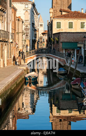 Kanal Rio de San Barnaba mit Reflexion bei Sonnenuntergang. Stockfoto