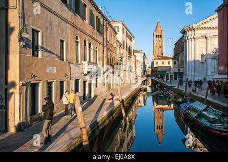 Kanal Rio de San Barnaba mit Reflexion bei Sonnenuntergang. Stockfoto